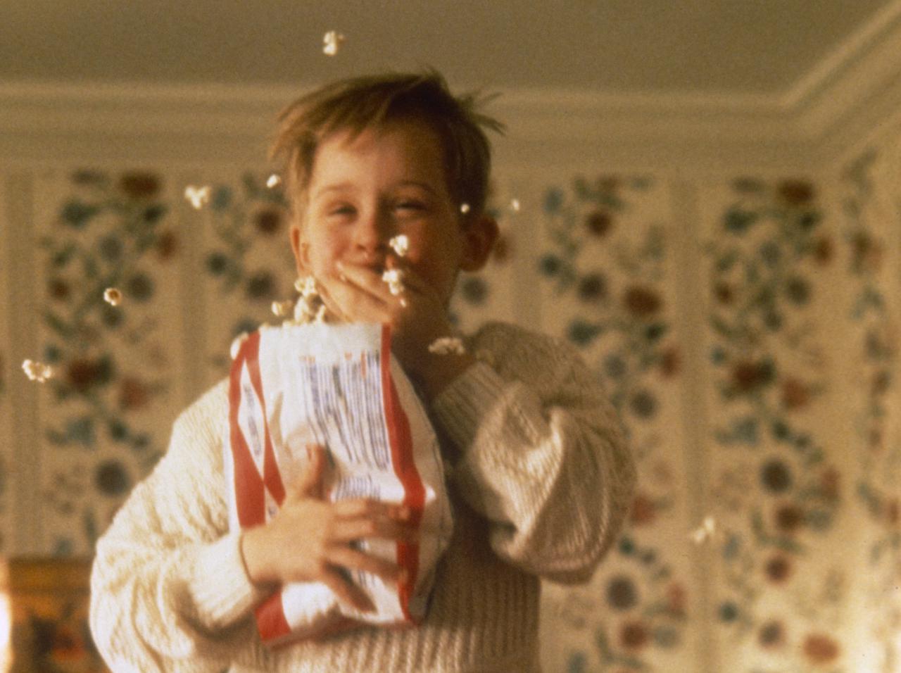 ディズニー『ホーム・アローン』新作の主演にアーチー・イェーツ、ダークヘアでメガネが印象的