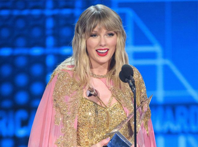 テイラー・スウィフト、ワイン片手に「フレンズギビング」楽しむ姿にある期待が募る