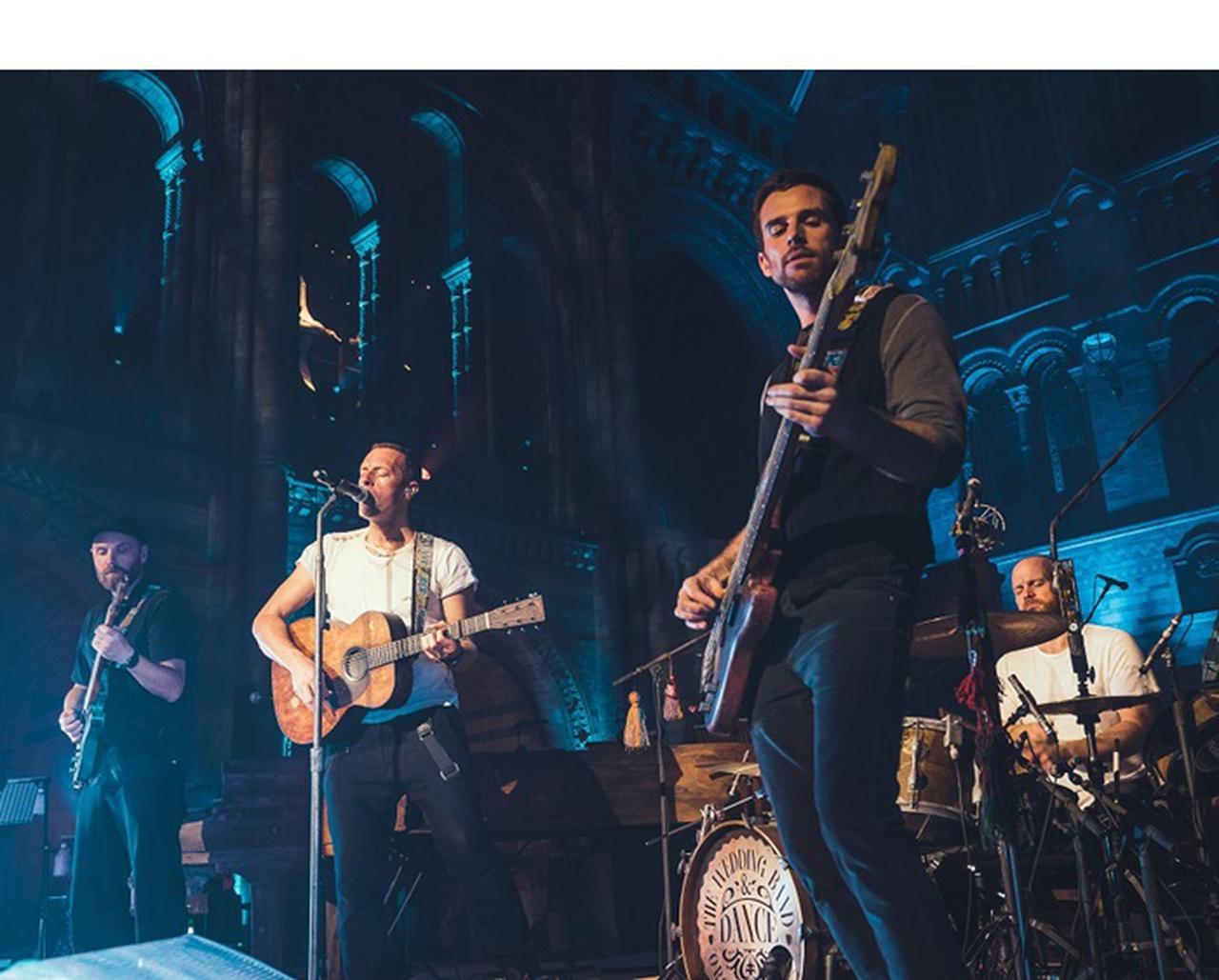 コールドプレイの新曲「エヴリデイ・ライフ」のMVには心に沁みるメッセージが