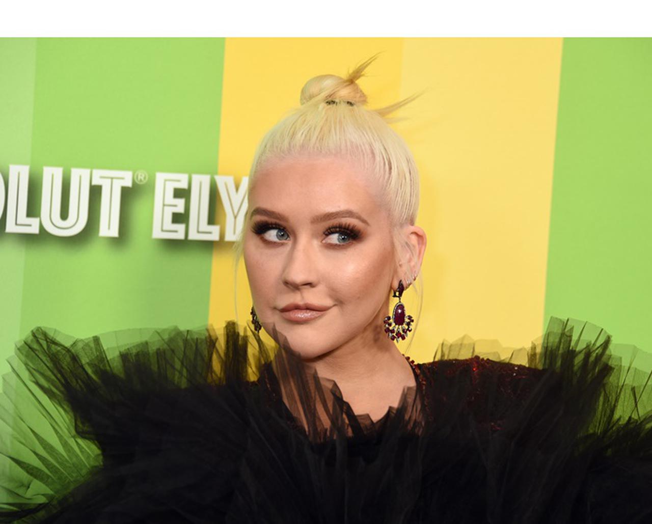 クリスティーナ・アギレラ、39歳の誕生日会で自ら胸をポロリ