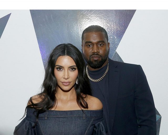 キム・カーダシアンが公開したクリスマスカードの秘密を見破れる？