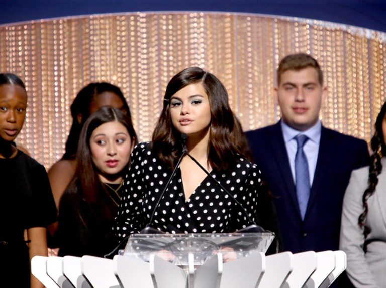 セレーナ・ゴメスと一緒に「移民問題」について考える【国際移民デー】