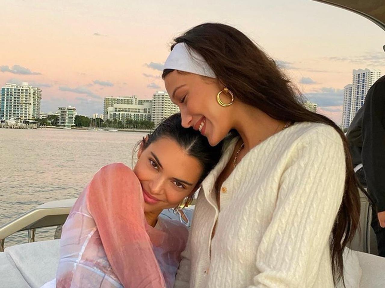 ケンダル・ジェンナー、ビキニ姿で親友ベラ・ハディッドと派手にイチャイチャ