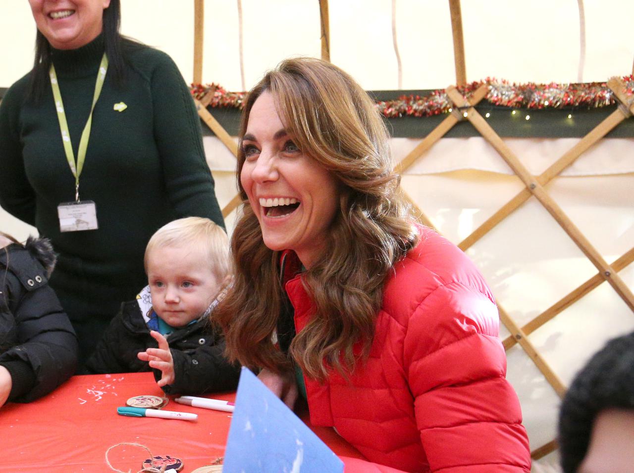 キャサリン妃、8歳の少女に“ヘアアレンジ”を教わり「今夜やってみようかな」