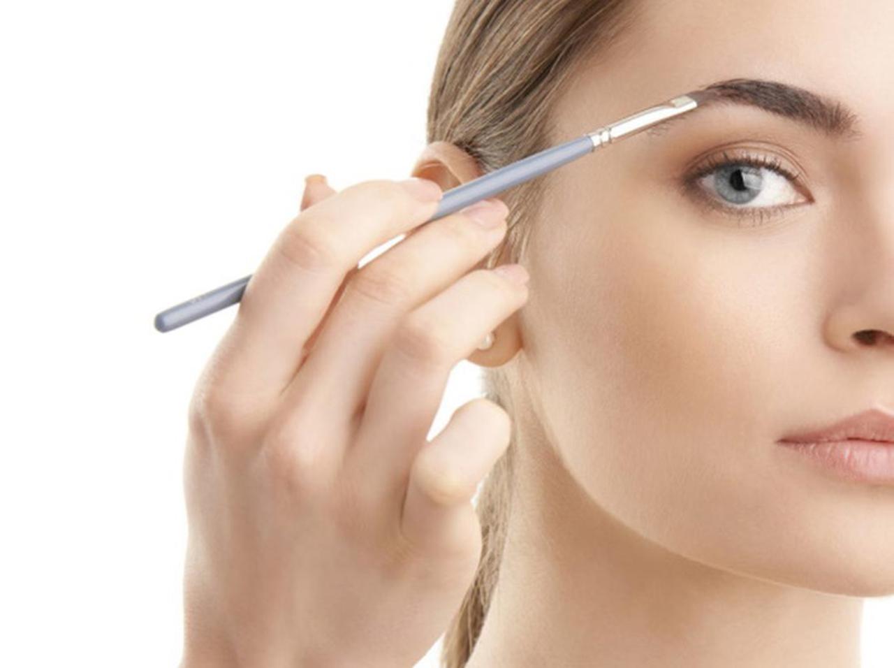 眉メイクの色がのらない箇所に、しっかり色をのせるプロの裏技