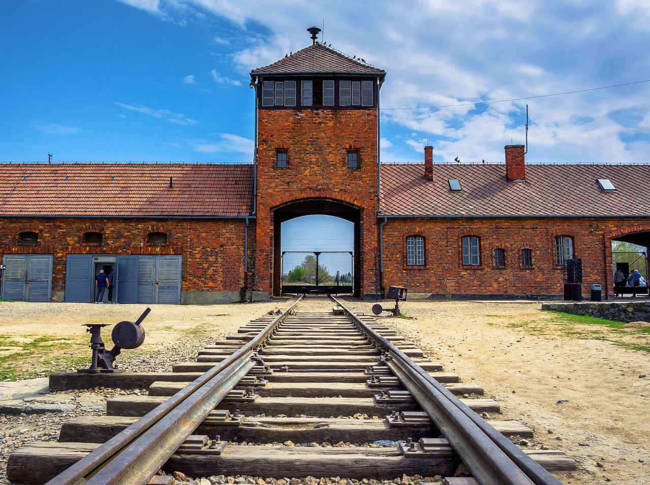 アウシュヴィッツのクリスマスオーナメントを取り下げるようAmazonに抗議が殺到