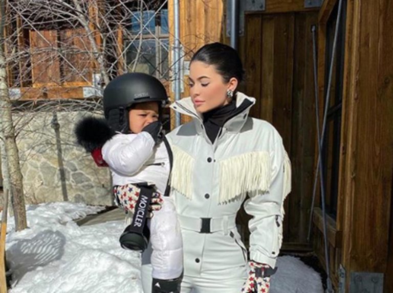 カイリー・ジェンナー娘「スノボ」初挑戦姿にベラ・ハディッドやヘイリー・ビーバーら悶絶