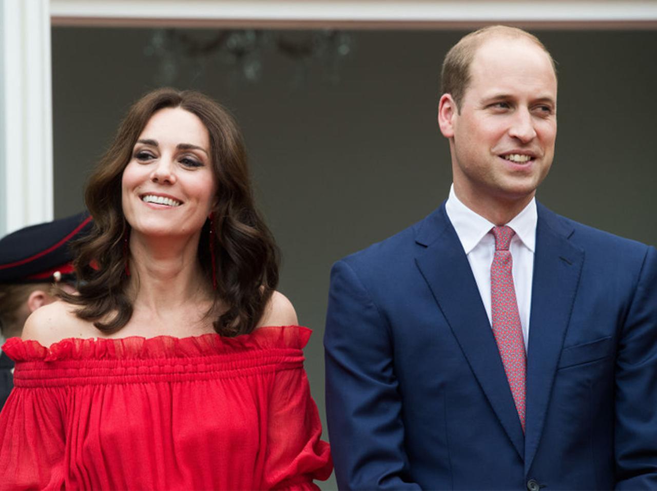 キャサリン妃がウィリアム王子からの「お触り」を俊敏に避ける様子が全国放送