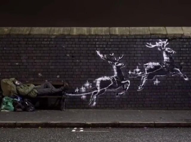 バンクシーによる「クリスマスの新作」が公開、BGMの歌詞が辛すぎる