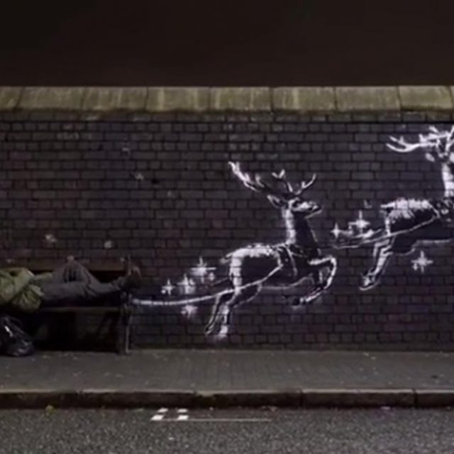 バンクシーによる「クリスマスの新作」が公開、BGMの歌詞が辛すぎる
