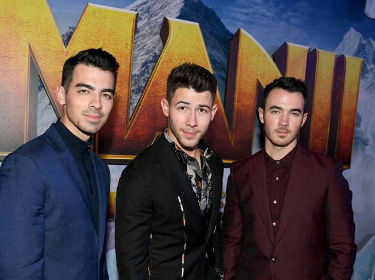 『ジュマンジ』プレミアでジョナス・ブラザーズが集合！ジョーはニックのほっぺをわしづかみ