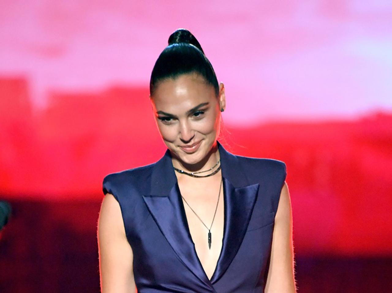 ガル・ガドット、イスラエルの学校で禁止されているロマンス小説の映画化に尽力