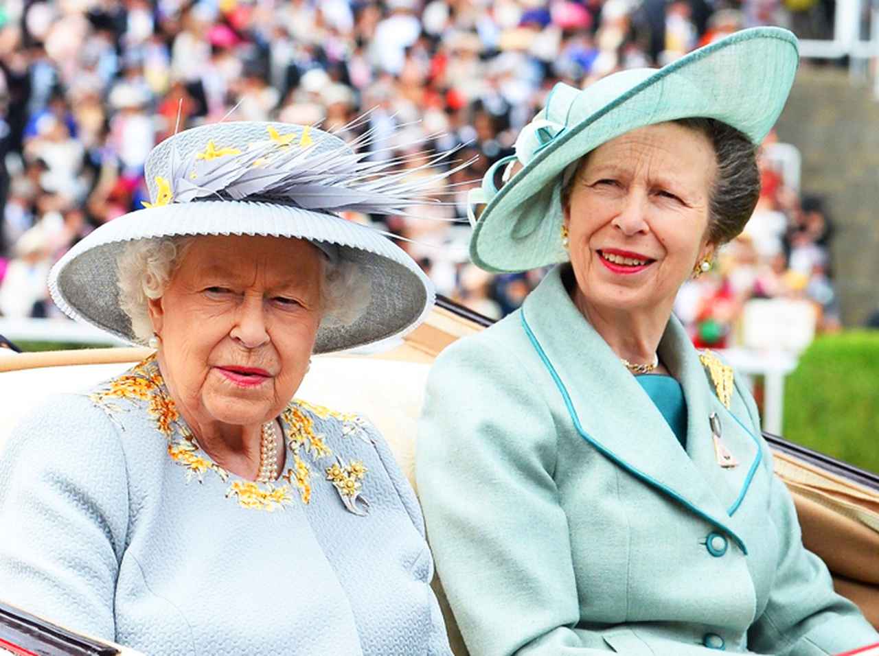 エリザベス女王、長女アン王女との母娘らしい「やりとり」が笑いを誘う