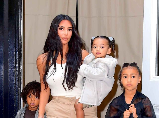 キム・カーダシアン、来日中に「日本の普通の公園」で子供たちと遊びまくる