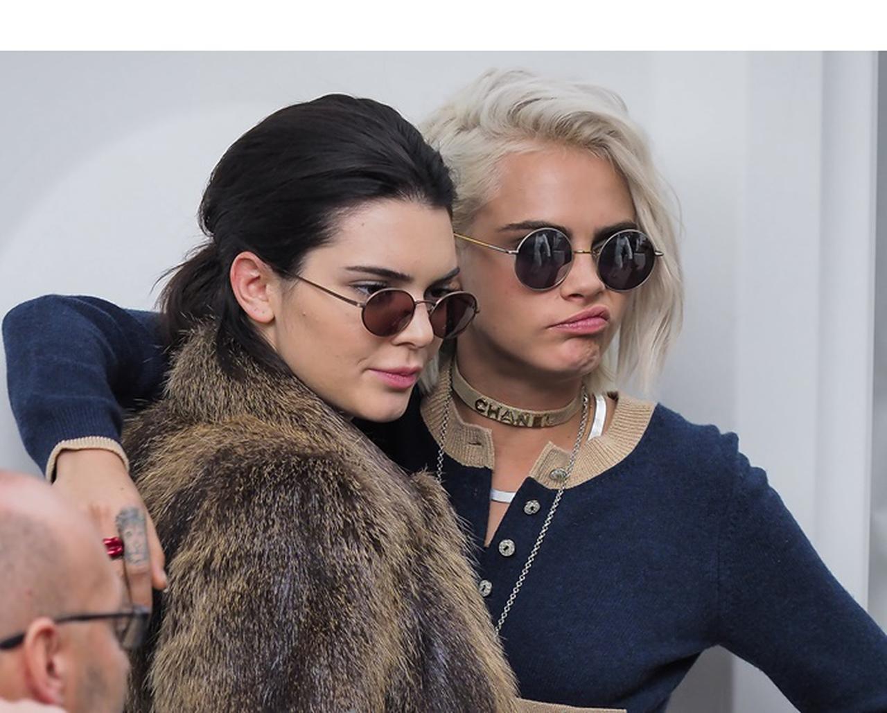 カーラ・デルヴィーニュとケンダル・ジェンナーの「Cake」が手ブラ姿に