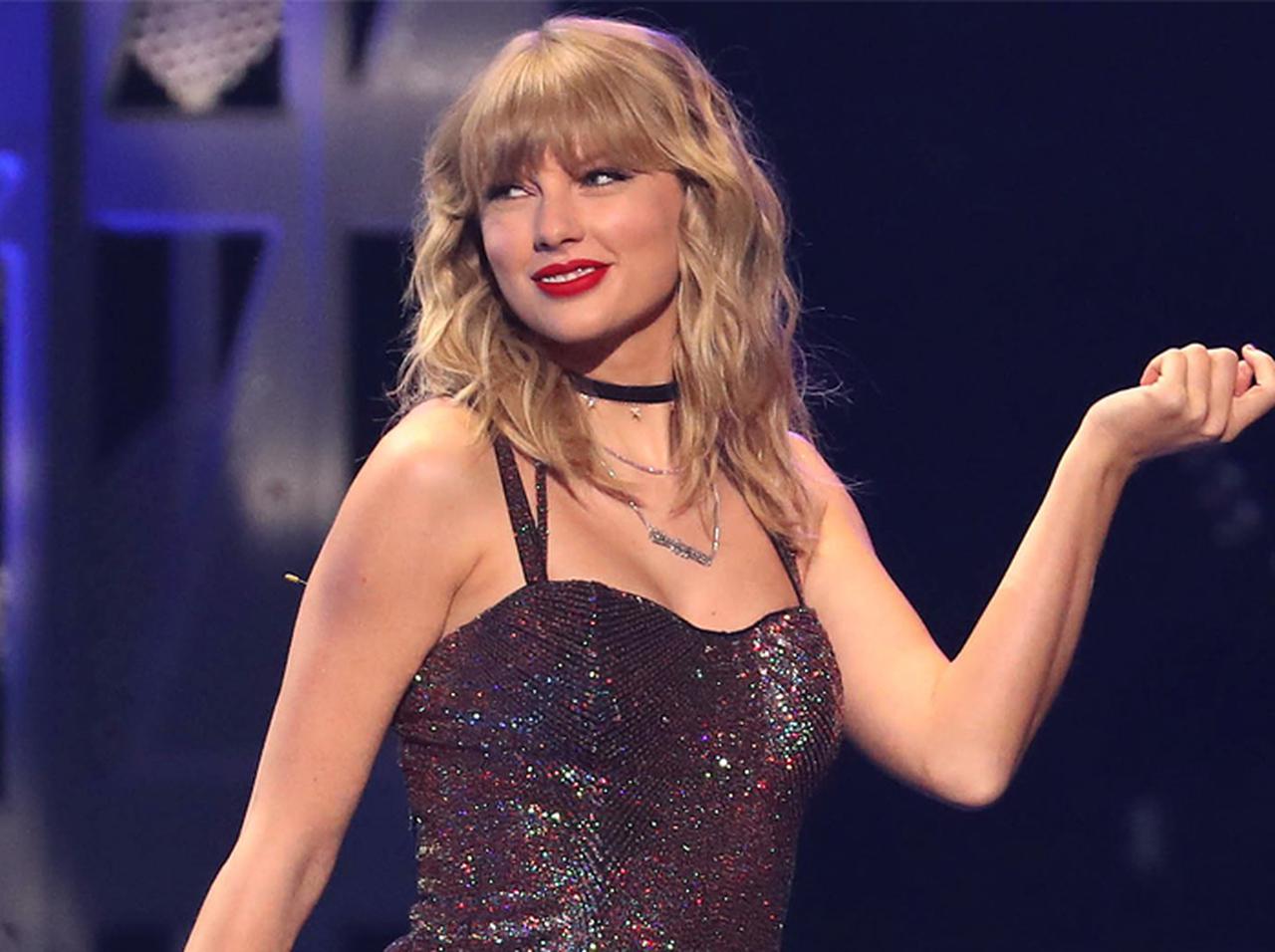 テイラー・スウィフト、恋人の地元で年末年始過ごす様子が「まるで妻」