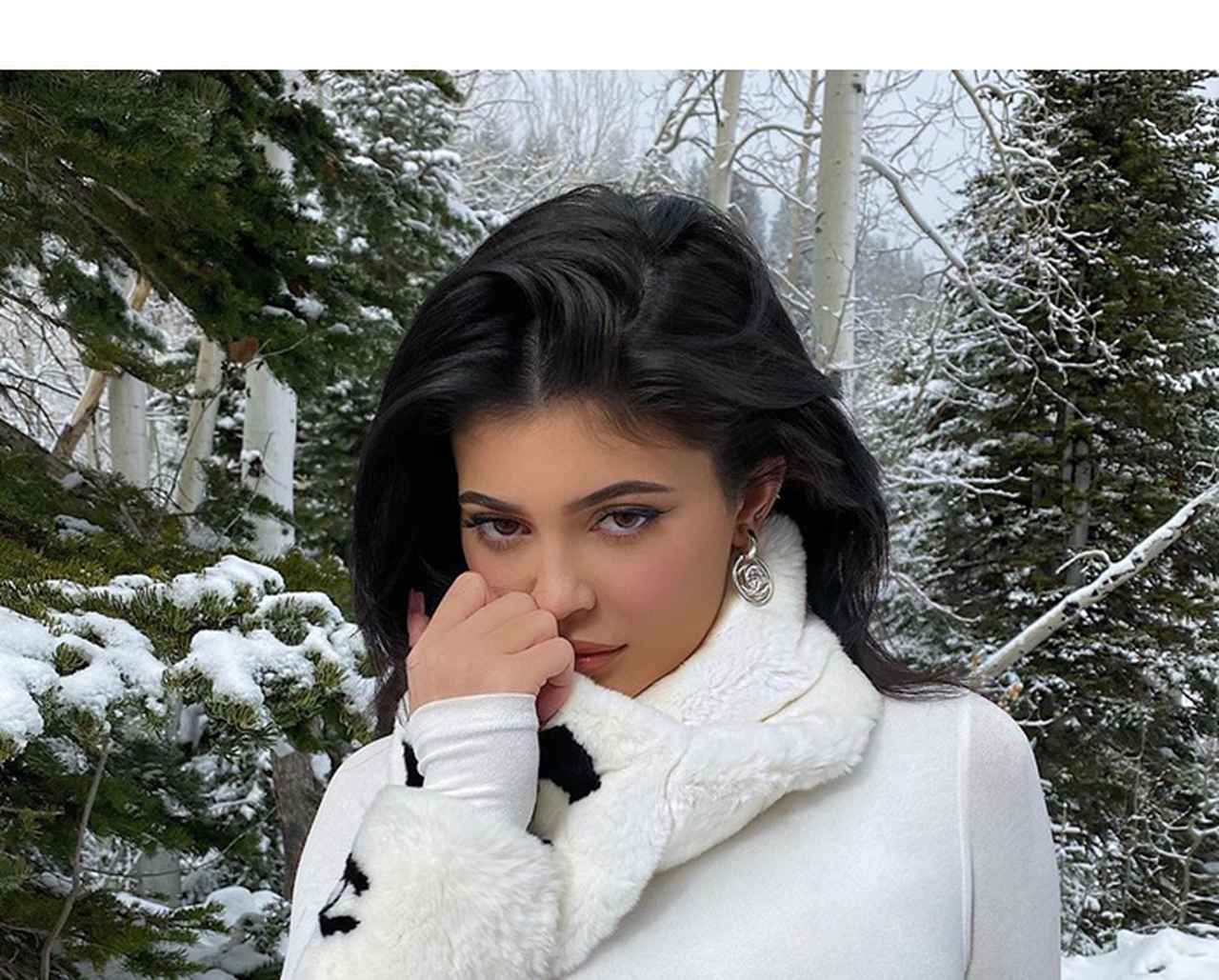 カイリー・ジェンナー、クリスマスツリーのオーナメントがさすが