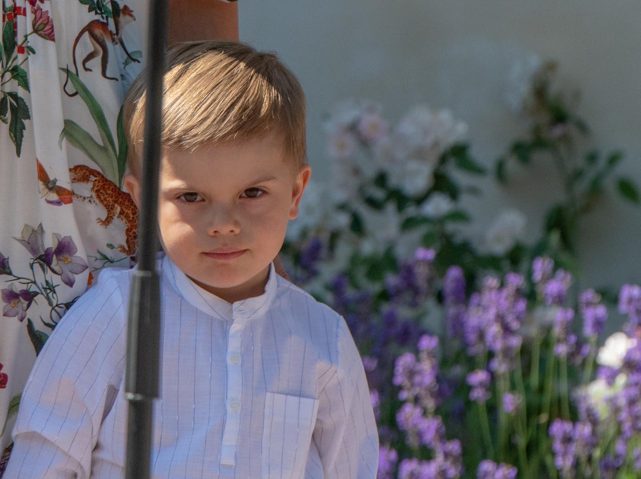 スウェーデンの3歳オスカル王子、はしゃいでいても「王子の流儀」は忘れない様子が目撃される