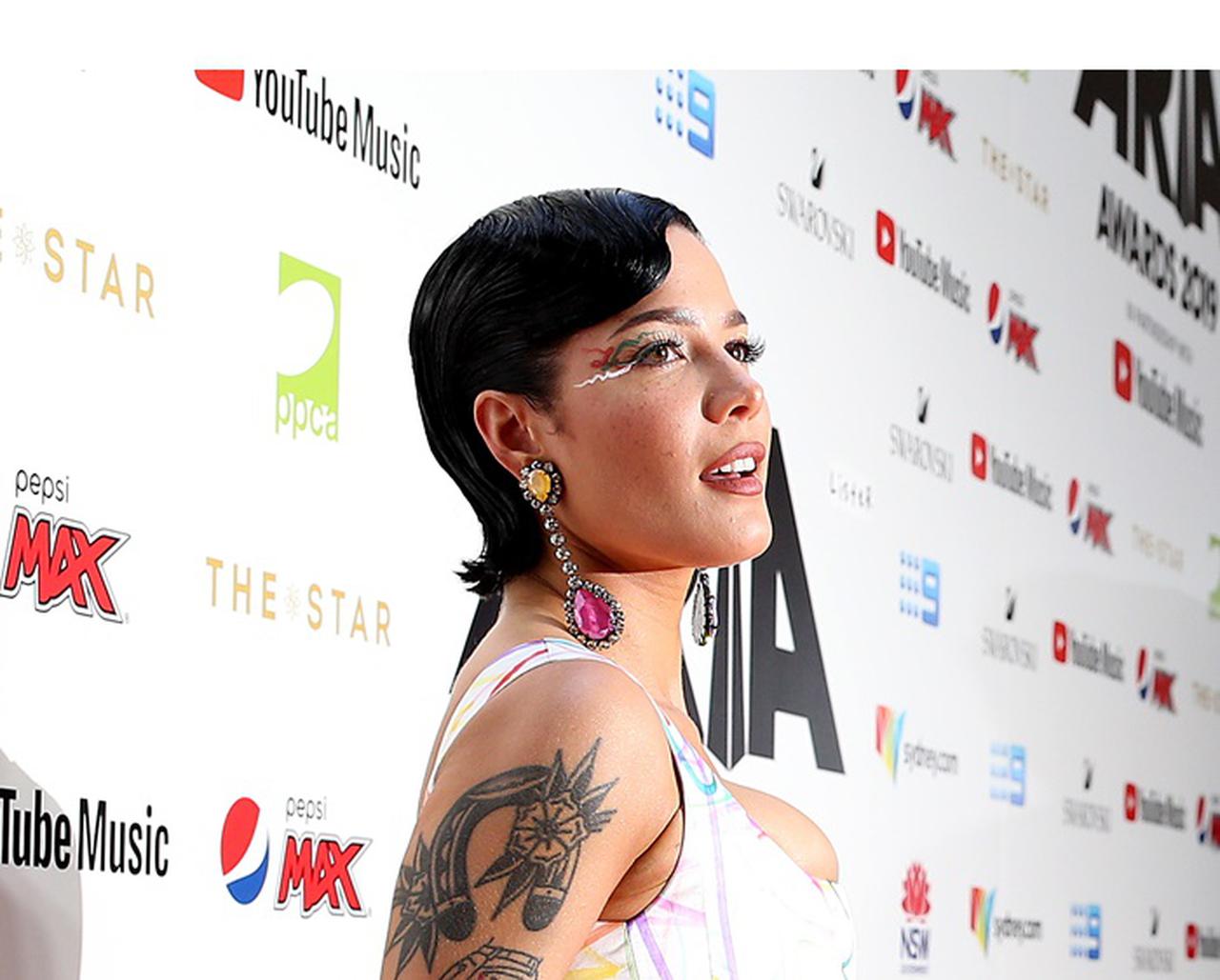 ホールジーが2020年アルバムのトラックリストを「手書き」で公開！BTSメンバーが参加