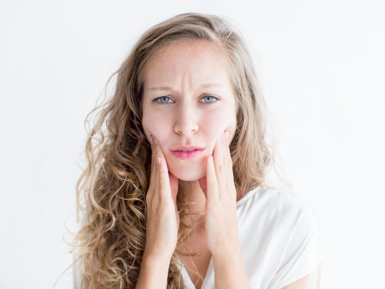 脂性肌なのに冬はカサつく？オイリー肌こそ「保湿」が必要なワケ