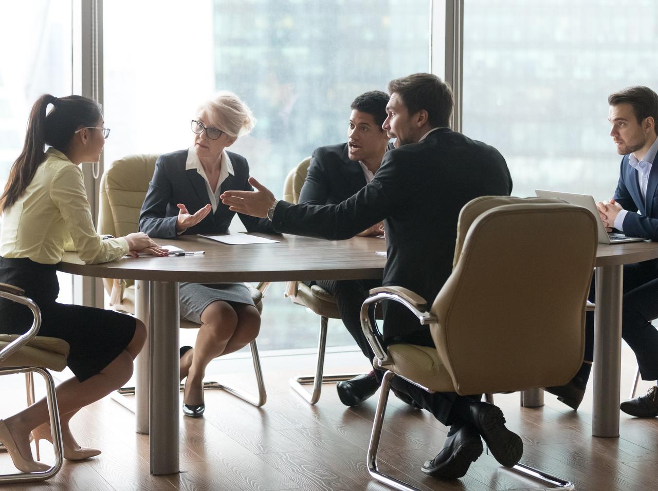 米航空会社のパイロットとCA、妊娠出産で「家族と仕事の間で不可能な選択」迫られ裁判を起こす