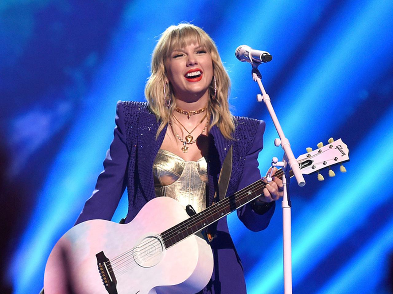 テイラー・スウィフトの新クリスマス曲MVに「歴史が変わる瞬間」が映っていると話題