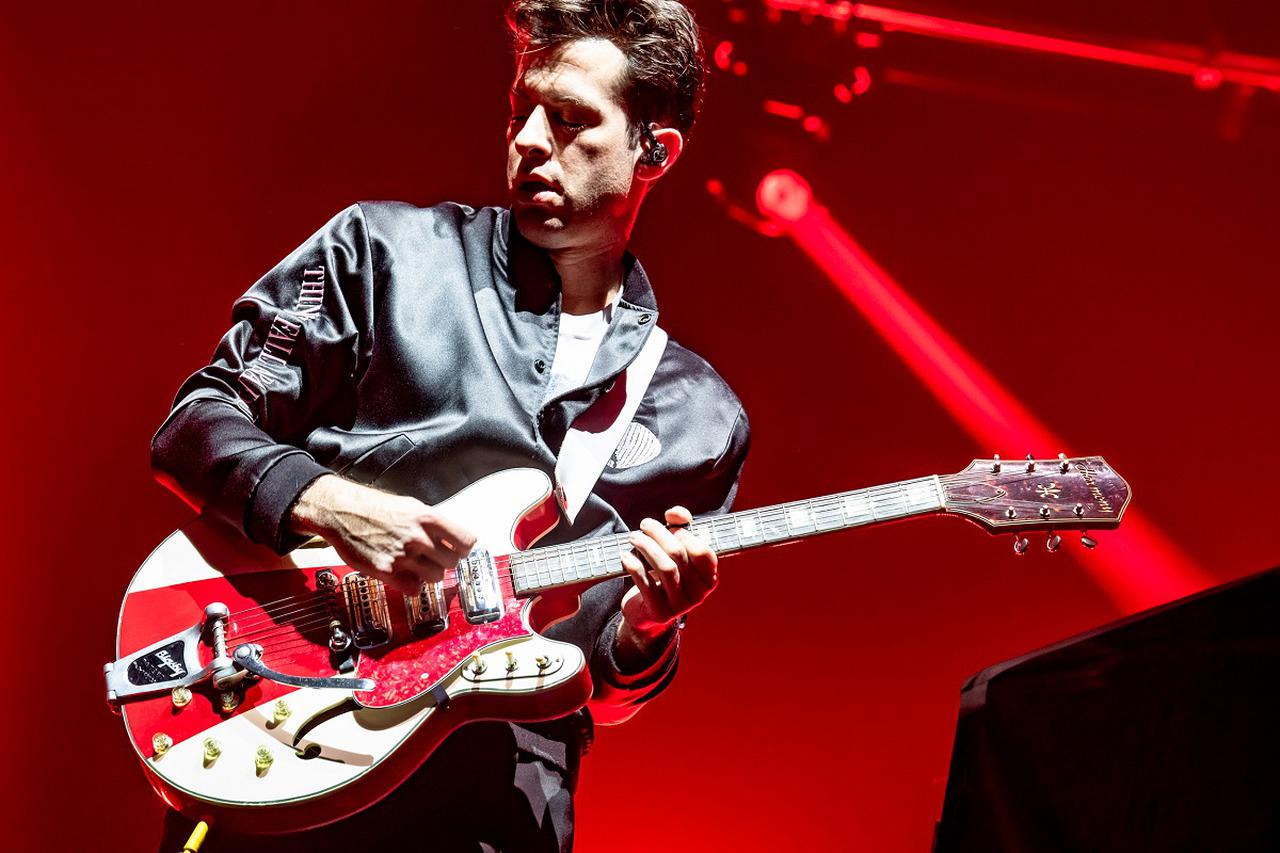 マーク・ロンソン、星野源とのWヘッドライナーライブをレポート!本人からのメッセージ動画も到着