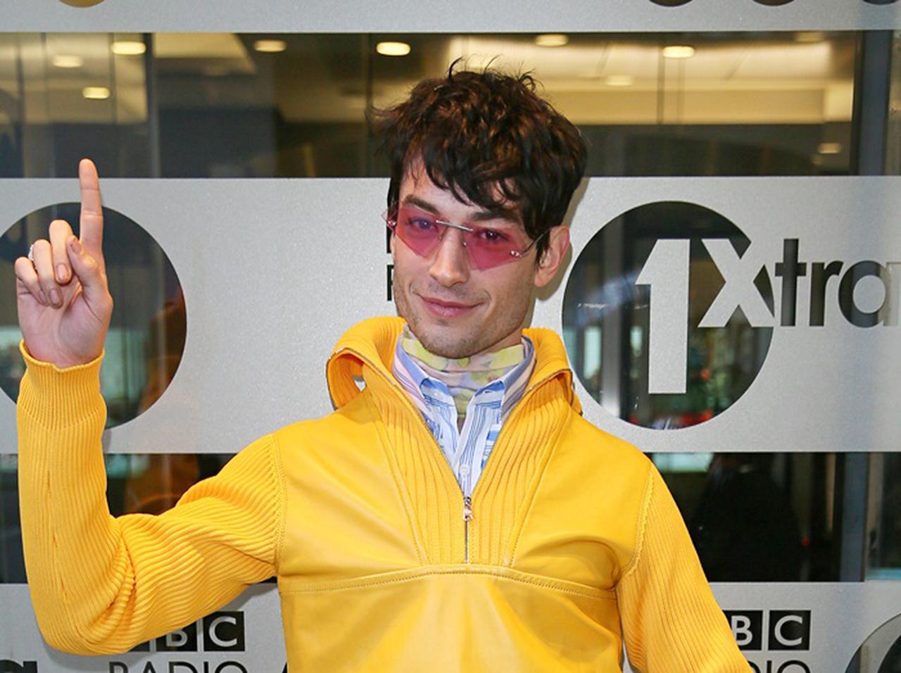 エズラ・ミラー、『ファンタスティック・ビースト』の共演者と奇妙な動画を作る