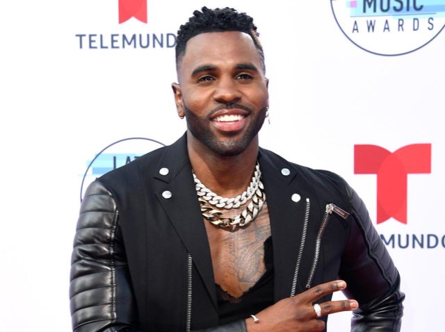 ジェイソン・デルーロ、「アナコンダ級のアレ」が浮き彫りの写真がインスタに却下され憤慨