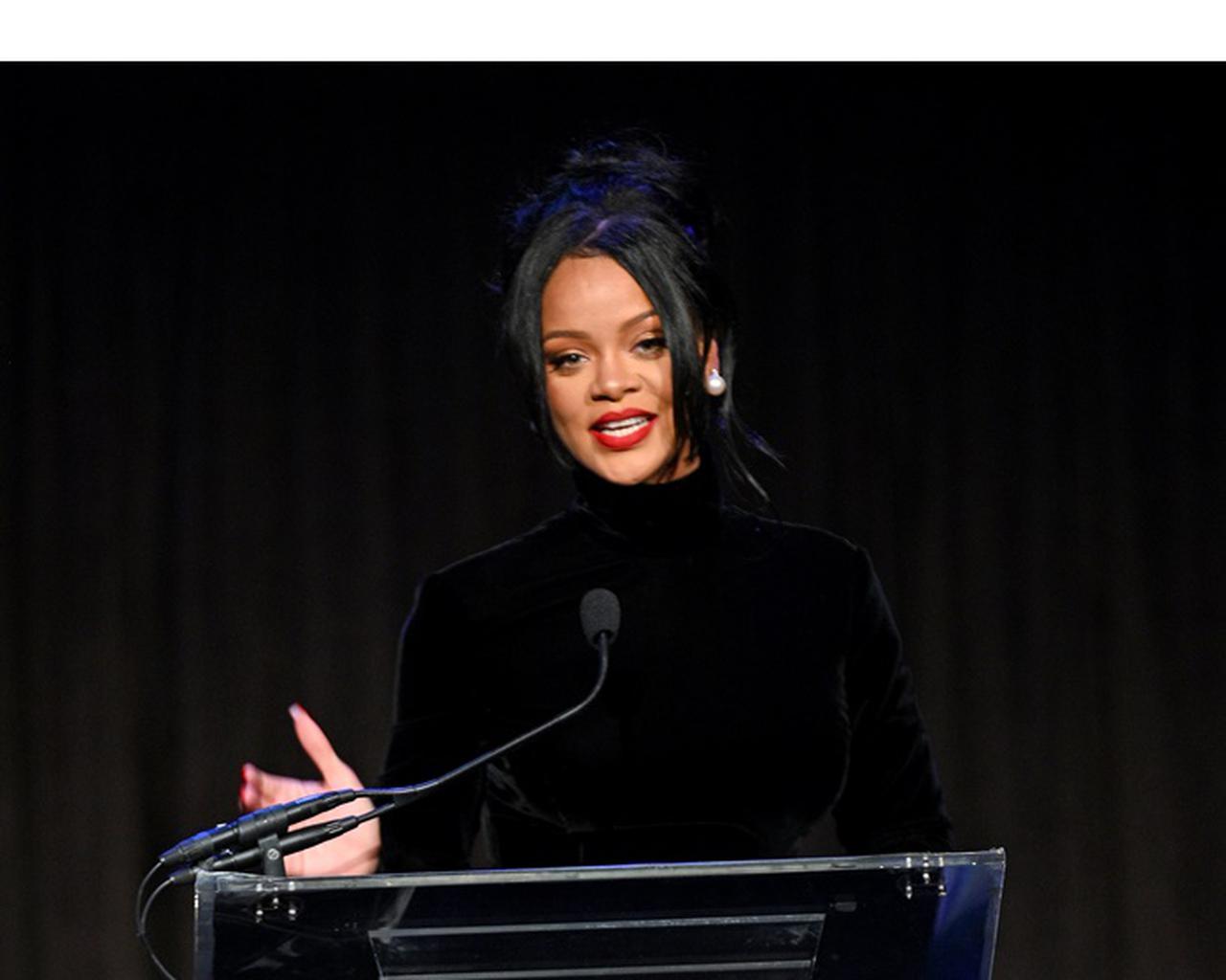 リアーナ、最新アルバム『R9』を1人で聞くも…