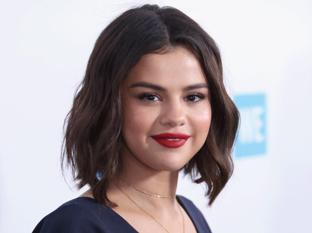 セレーナ・ゴメス、Ｔシャツ＆ジャージ姿で人気店で爆買い！