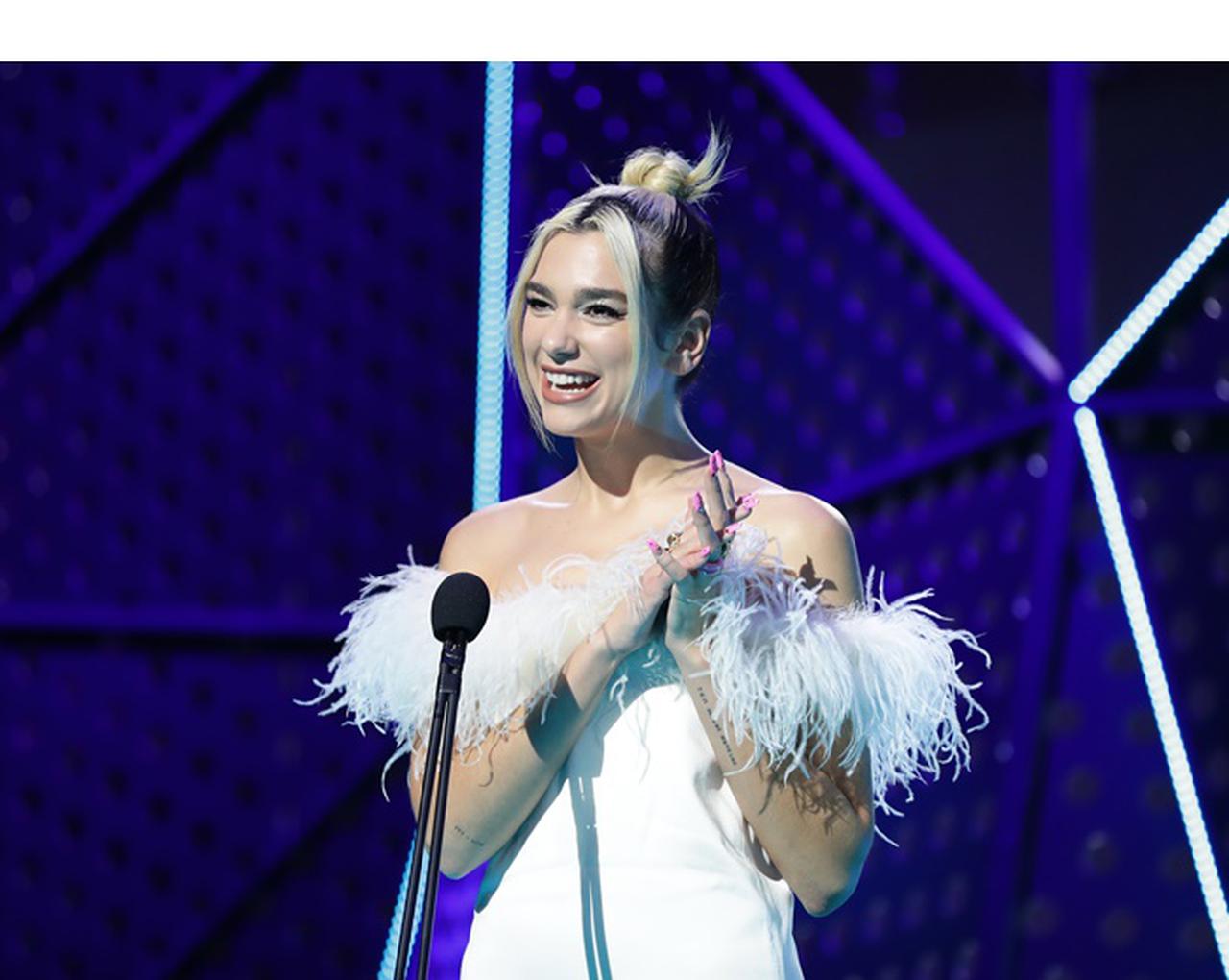 デュア・リパ、体を張った斬新な方法で新アルバムのタイトルを発表