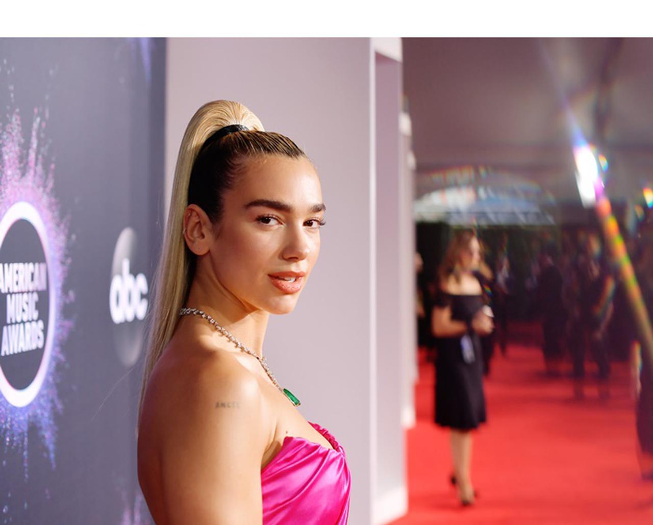 デュア・リパ、コーヒーを飲みながら作った新曲「フューチャー・ノスタルジア」をリリース！