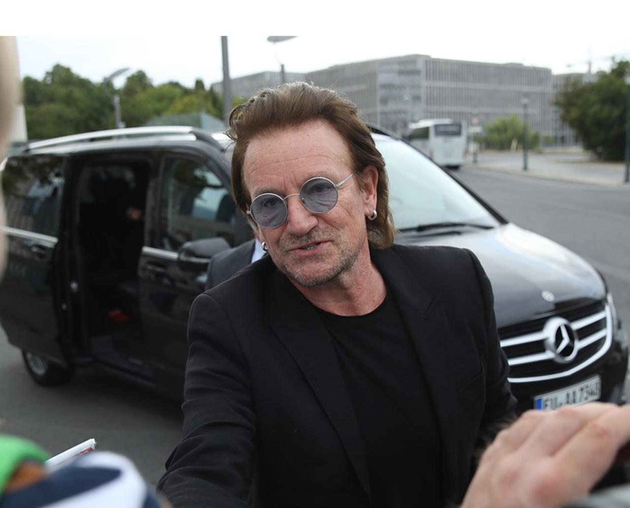 U2ボノ、羽田空港にて「粋」な方法でファン対応