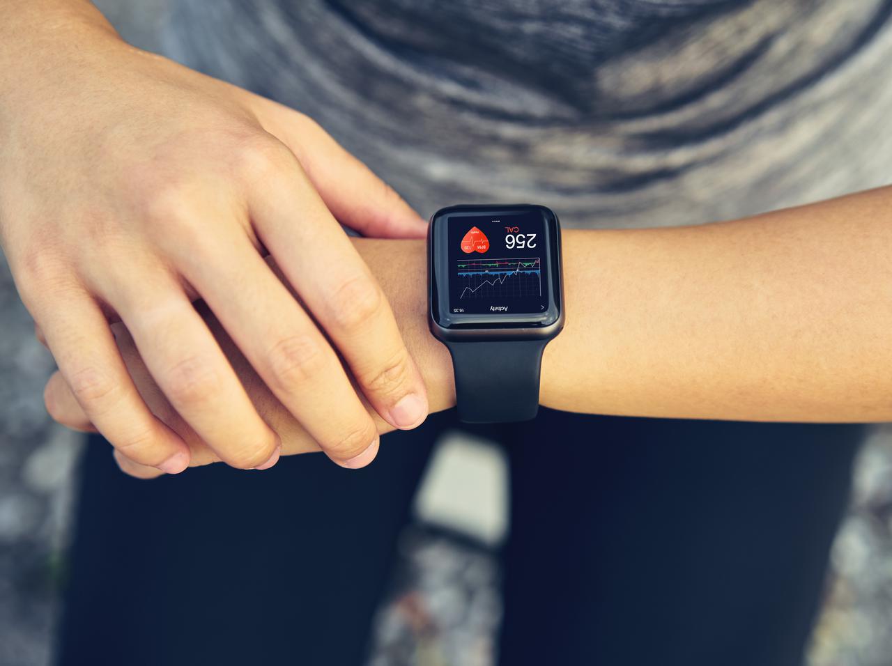 スマートウォッチを同期したカップル、朝4時に彼の「身体活動レベル」が急上昇し浮気発覚