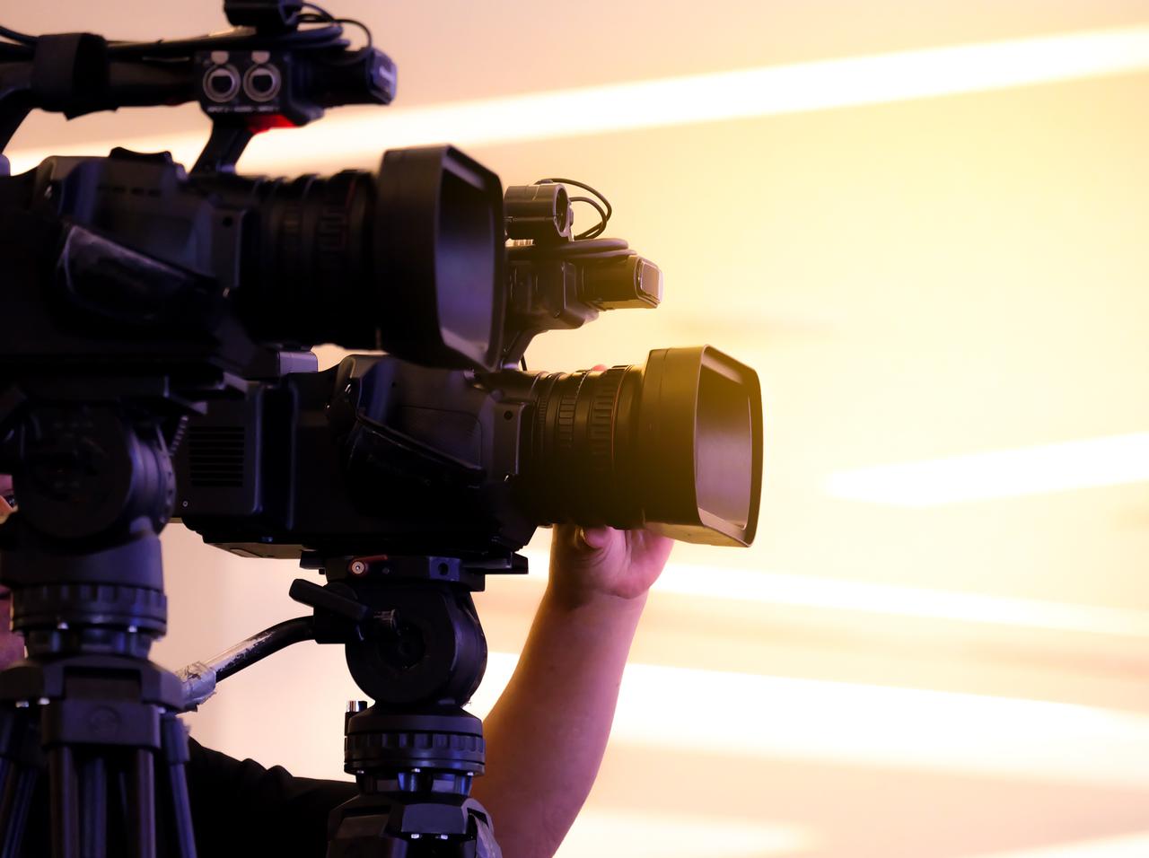 生放送で女性レポーターに「公開セクハラ」をした男性、スポンサーが『全面永久出禁』の処分