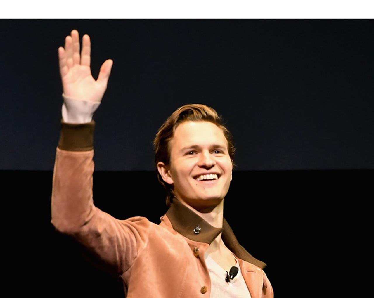 アンセル・エルゴート、日本の満員電車で揉まれる