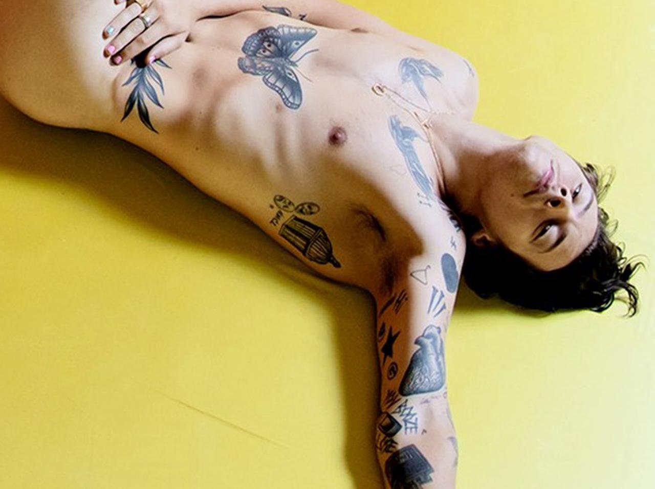 ハリー・スタイルズ、カメラマンの「言葉巧みな誘導」で気づいたら『ヌード写真』を撮影