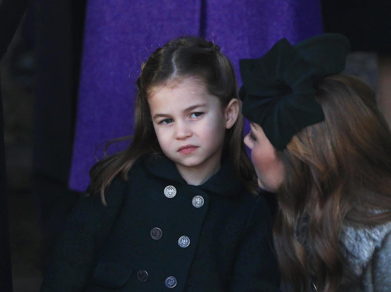 シャーロット王女、『貴族な挨拶』に初めてトライする姿が「タドタドしくて」可愛い