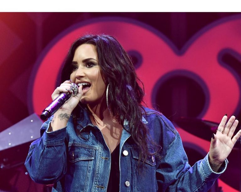 デミ・ロヴァート、カラオケでアリアナ・グランデの「ヒット曲」をガチ熱唱