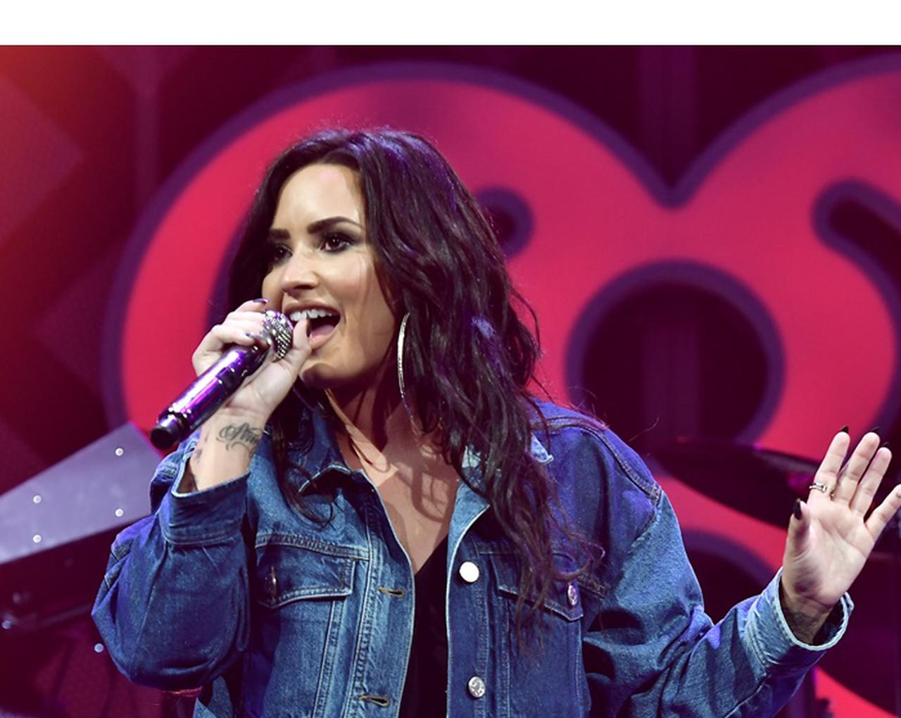 デミ・ロヴァート、カラオケでアリアナ・グランデの「ヒット曲」をガチ熱唱