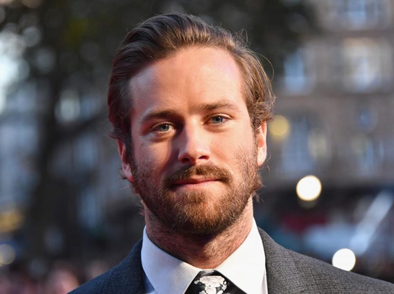 『君の名前で僕を呼んで』アーミー・ハマー、野生ヤギの母乳からミルクを直飲み