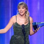 テイラー・スウィフト、約1年越しに大ヒット曲をライブ初披露