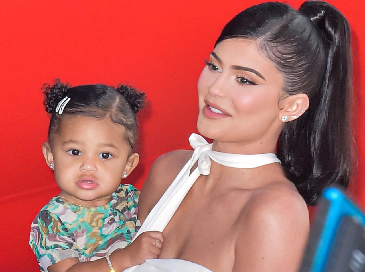 カイリー・ジェンナー1歳娘、父親の「トレードマーク」を完コピする姿にとろける