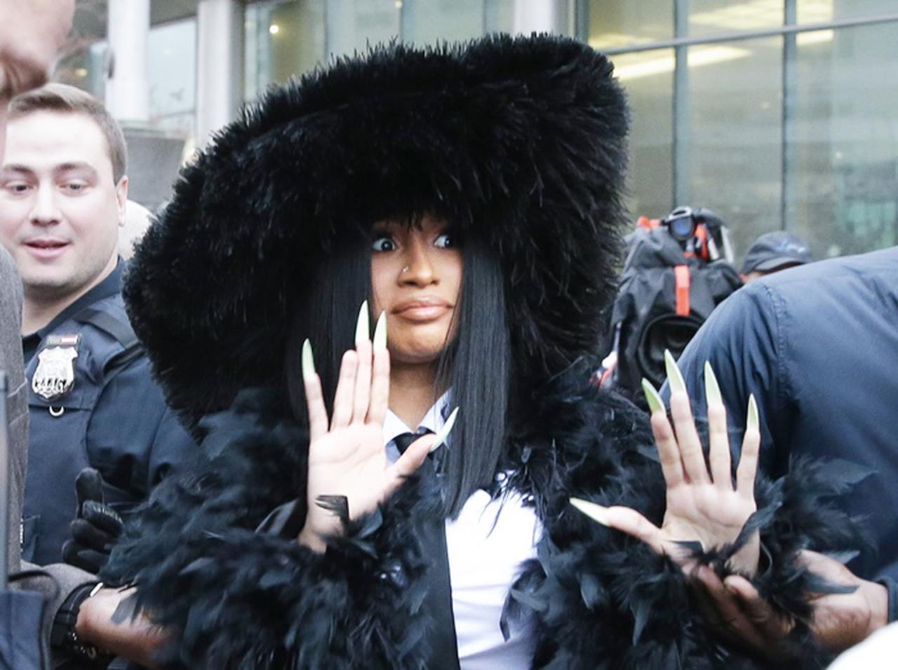 カーディ・B、裁判所に出頭する時の「服装」がセレブすぎて周りに迷惑をかける