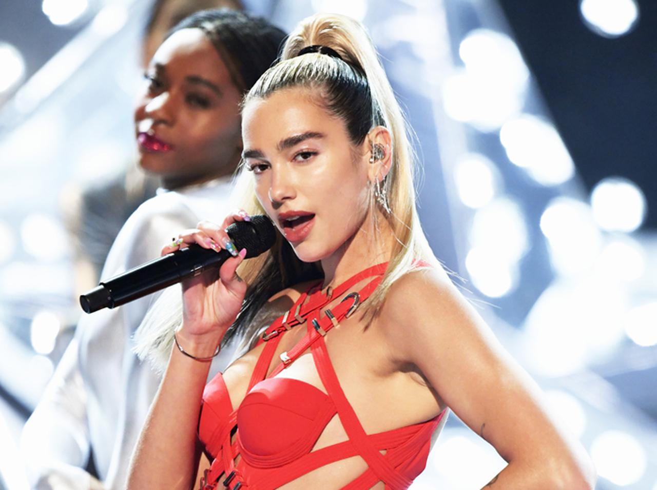 来日中の歌姫デュア・リパ、時差ボケを利用して「名古屋でしていた事」が尊い