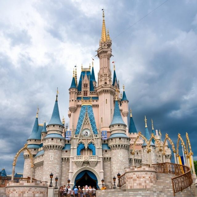 ディズニーランドのマジック・キングダムで男が「奇妙な行動」取りアトラクション破壊