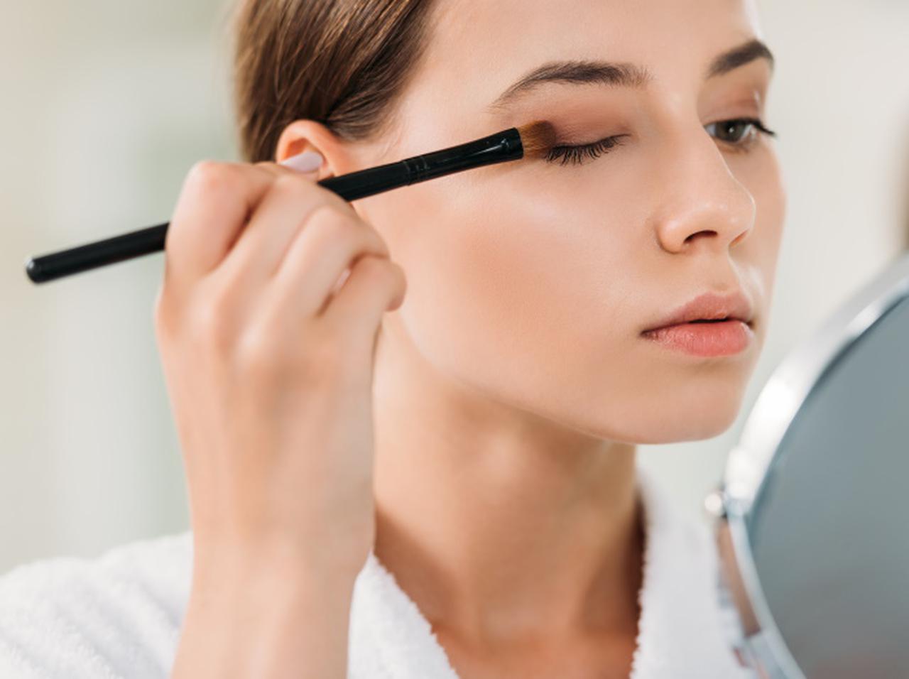 アイメイクを「左右対称」に仕上げるためのプロのコツ