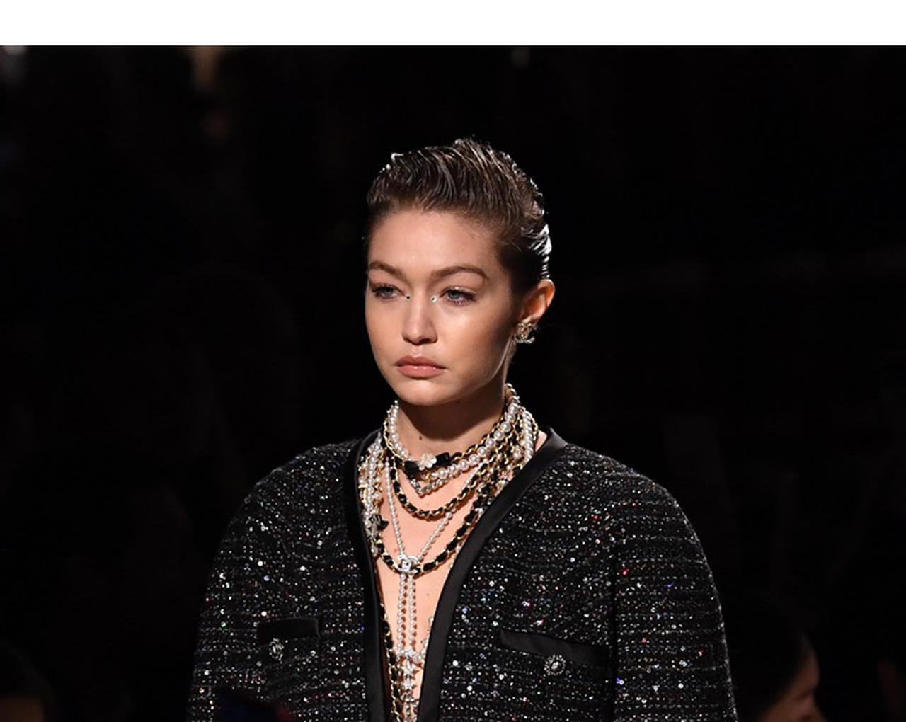 ジジ・ハディッド、極寒の空の下トップレスで挑んだ撮影にプロ根性を感じる