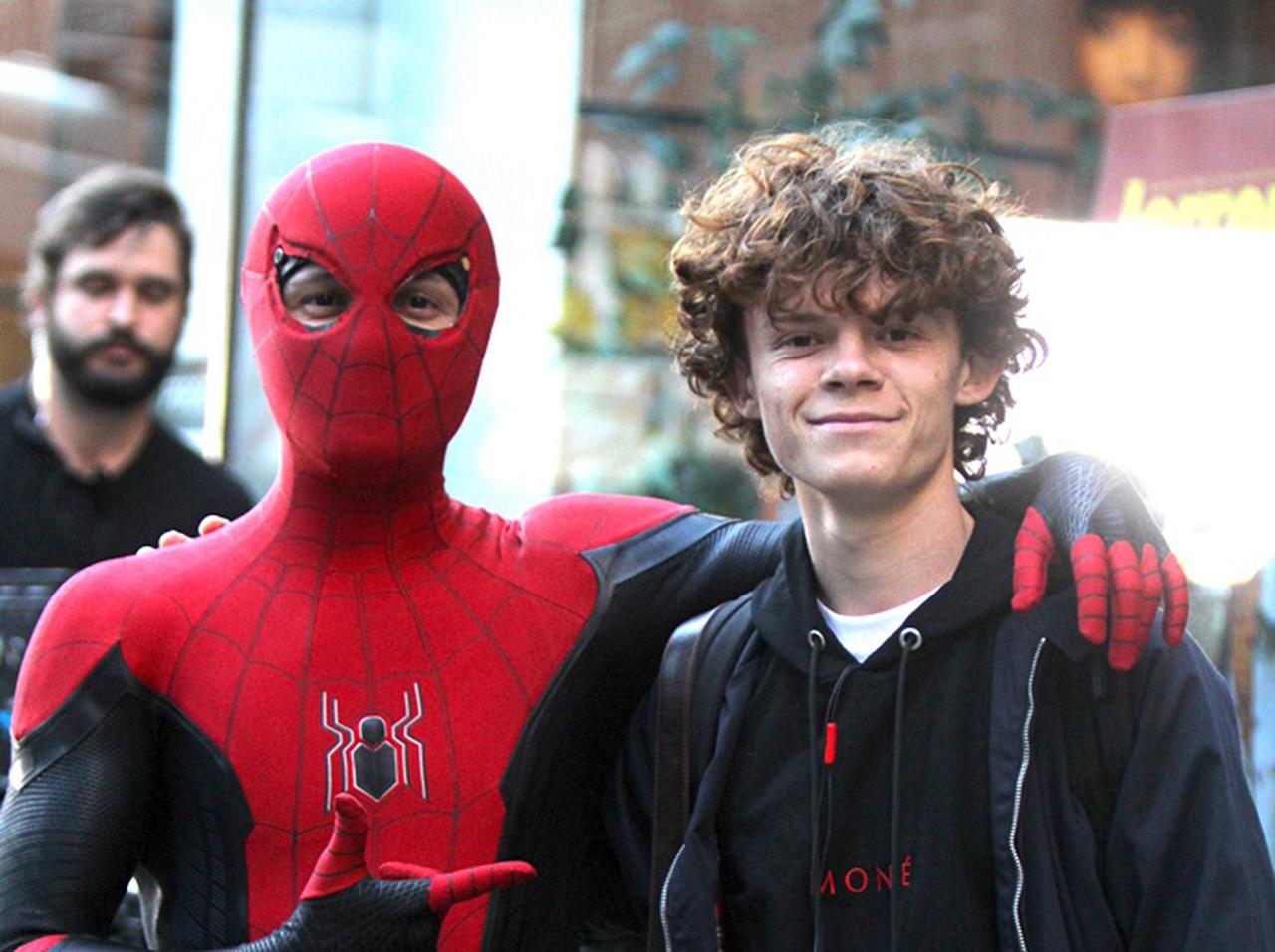 トム・ホランド、自分が「バカ」であることを必死に語る